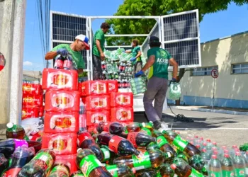 Quase 6 mil unidades de bebidas vencidas são destruídas em cidade baiana