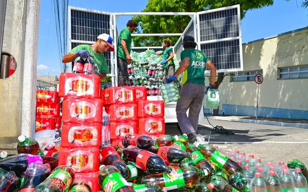 Quase 6 mil unidades de bebidas vencidas são destruídas em cidade baiana