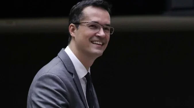 TSE suspende decisão esdruxula e mantém Dallagnol na disputa