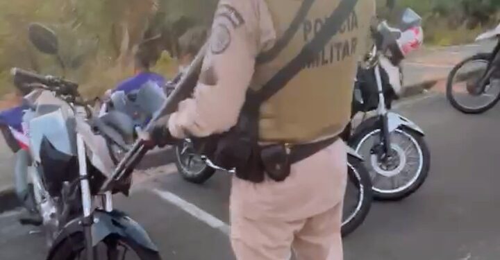 PM apreende 14 motocicletas em via de cidade baiana
