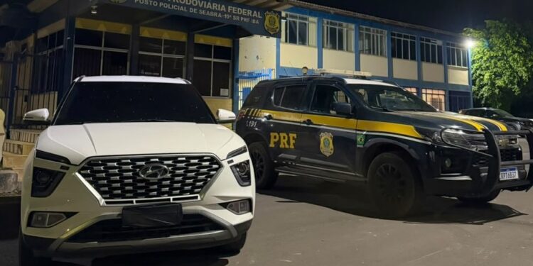 PRF recupera SUV clonado com registro de roubo na BR-242 na Bahia