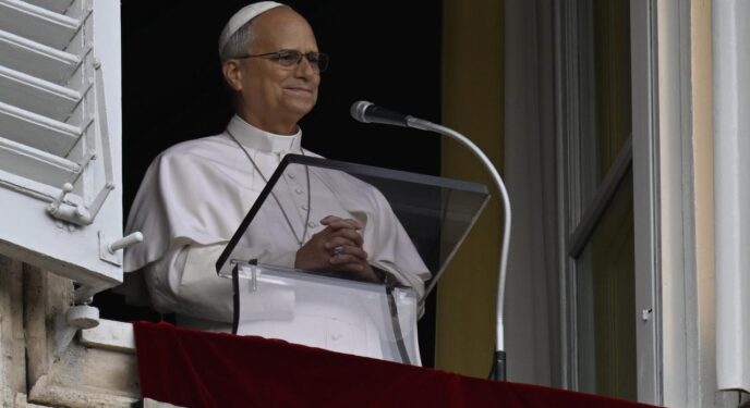 Papa Leão XIV faz primeira aparição depois de deixar hospital